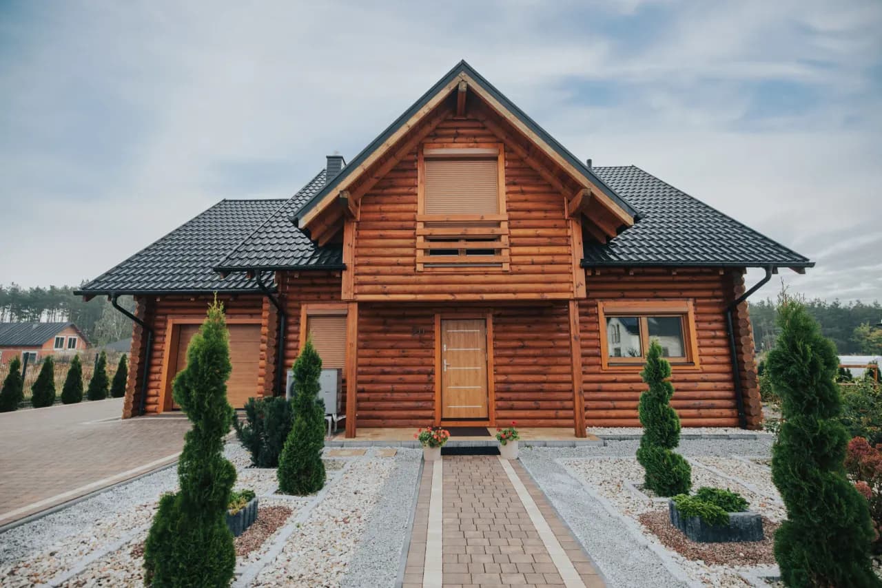 Ile kosztuje wybudowanie domu drewnianego? Przejrzyste zestawienie cen i wydatków
