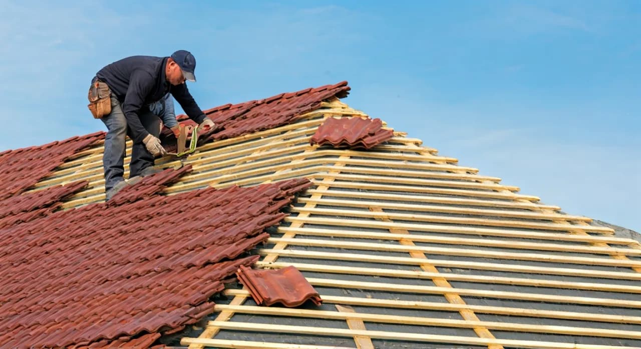 Jakie łaty pod dachówkę ceramiczną zapewnią solidność i trwałość dachu?