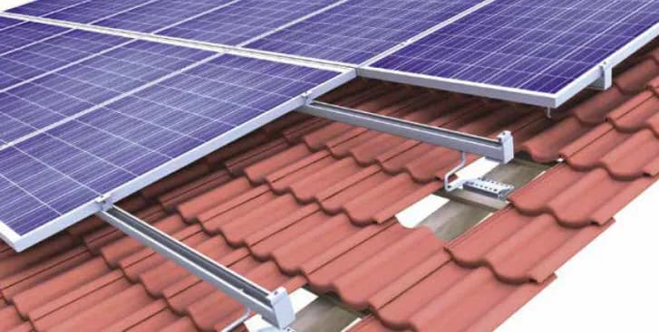 Jak montować panele fotowoltaiczne na dachówce - kluczowe wskazówki i porady