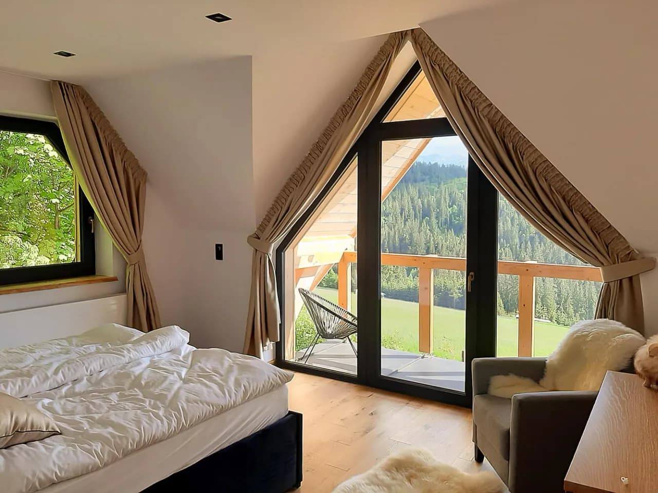 Jak zasłonić okno że skosem - funkcjonalne rozwiązania dla każdego wnętrza