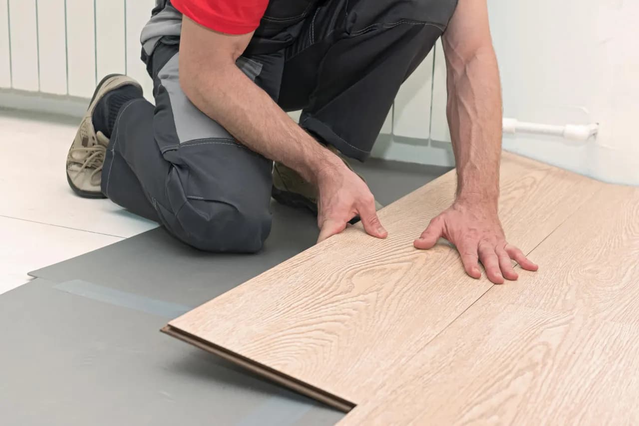 Ile kosztuje ułożenie paneli? Poznaj ukryte wydatki i ceny regionalne