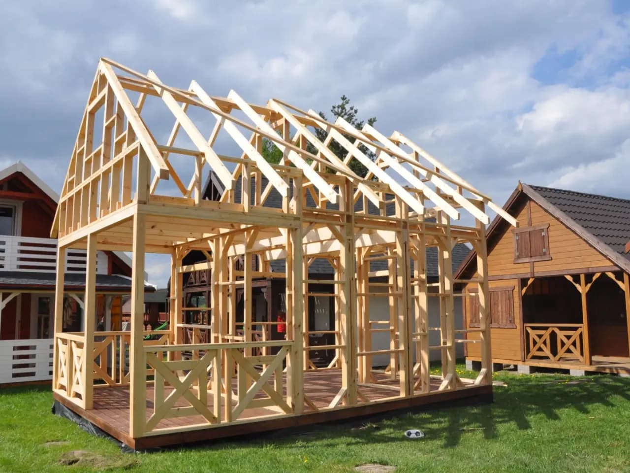 Ile kosztuje budowa domu szkieletowego? Zaskakujące ceny i ukryte koszty