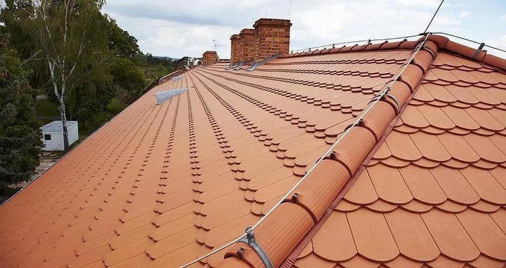 Ile waży m2 dachówki ceramicznej? Zaskakujące różnice w ciężarze!