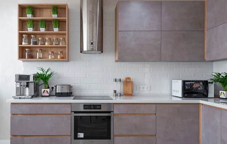 Panele między szafkami kuchennymi – wybór materiałów i stylów, które zachwycą