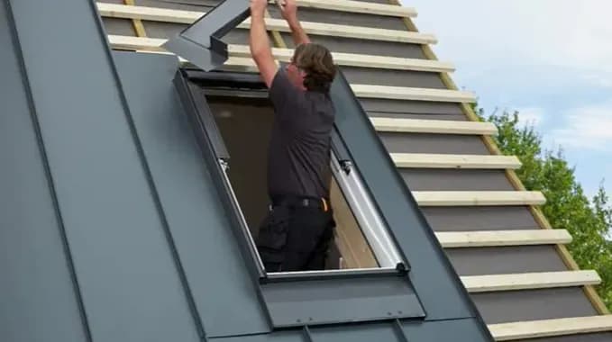 Jak zamontować okno dachowe w istniejącym dachu z blachy trapezowej bez błędów