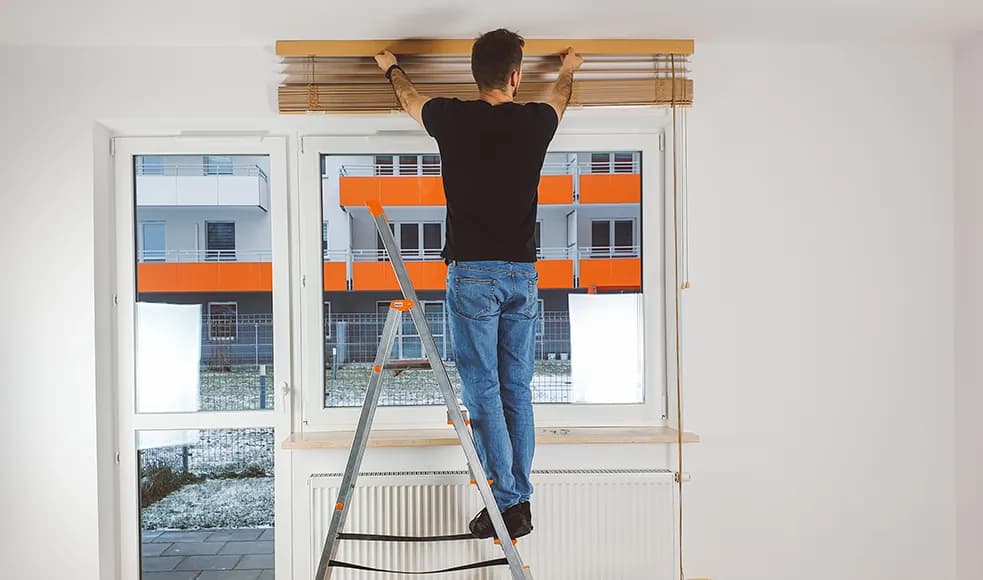 Jak zamontować żaluzje w oknie? Sprawdzone metody krok po kroku