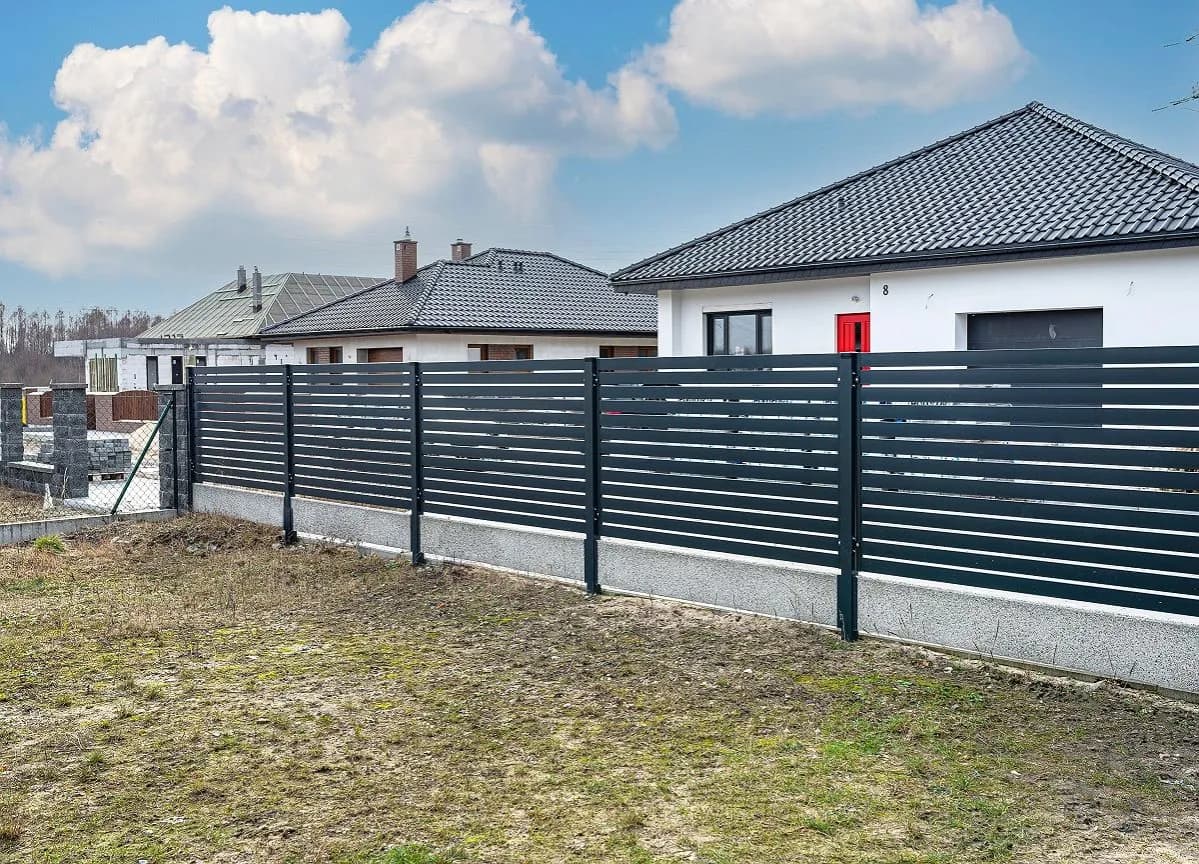 Panele ogrodzeniowe antracyt – wybór idealnego ogrodzenia do Twojej posesji