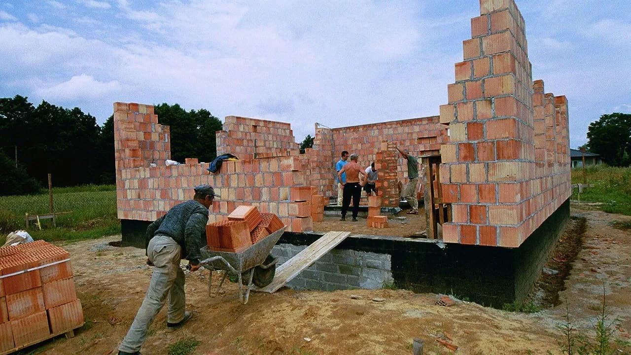 Jakie są realne koszty murarza przy budowie domu? Zobacz szczegóły!