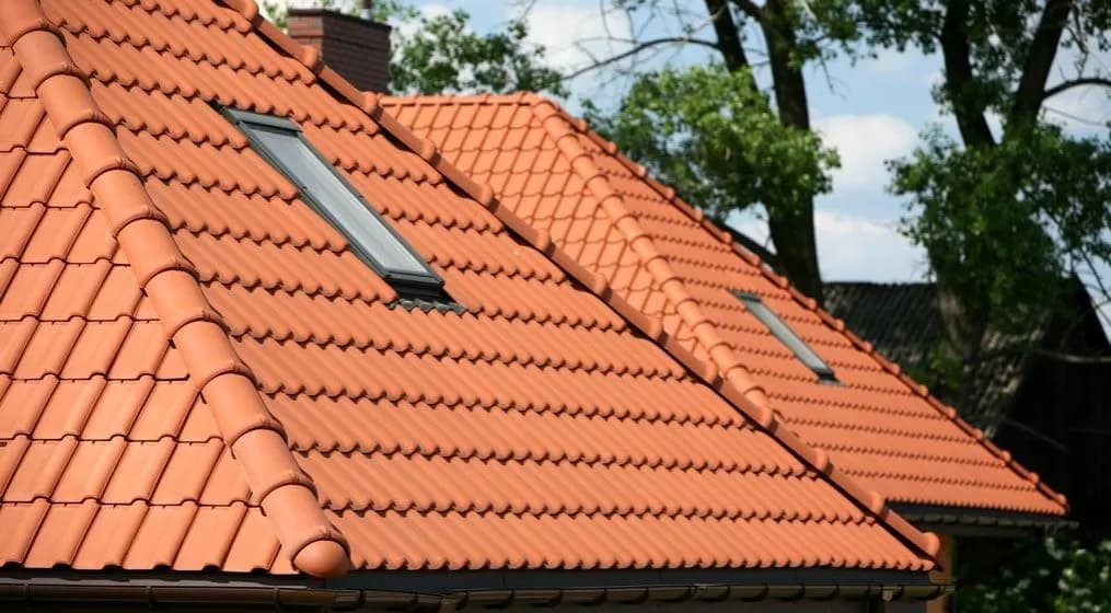 Jakiej firmy dachówkę wybrać, aby uniknąć problemów z dachem?