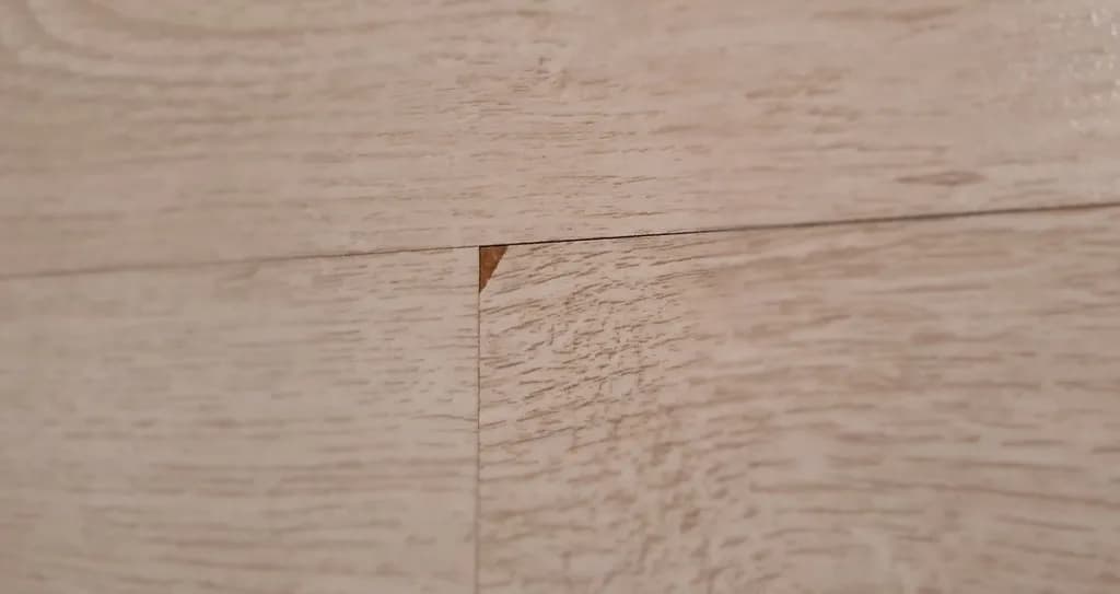 Jak skutecznie naprawić dziurę w panelu podłogowym? Zobacz metody!