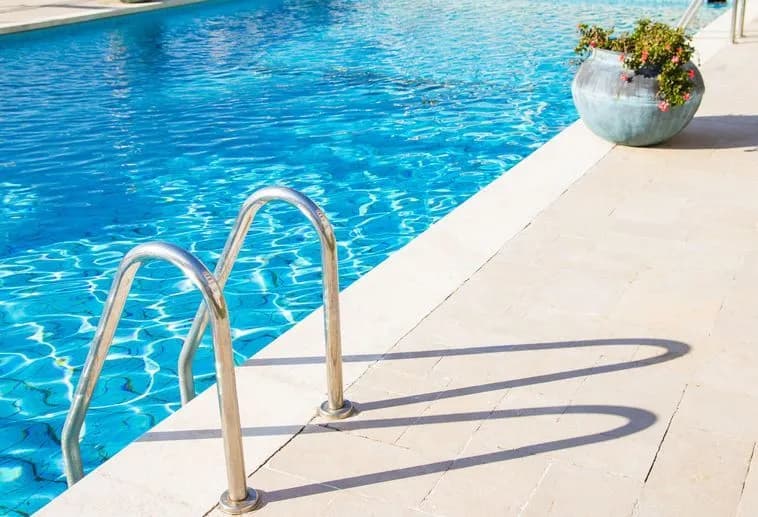 Ile kosztuje budowa małego basenu? Poznaj ukryte wydatki i oszczędności