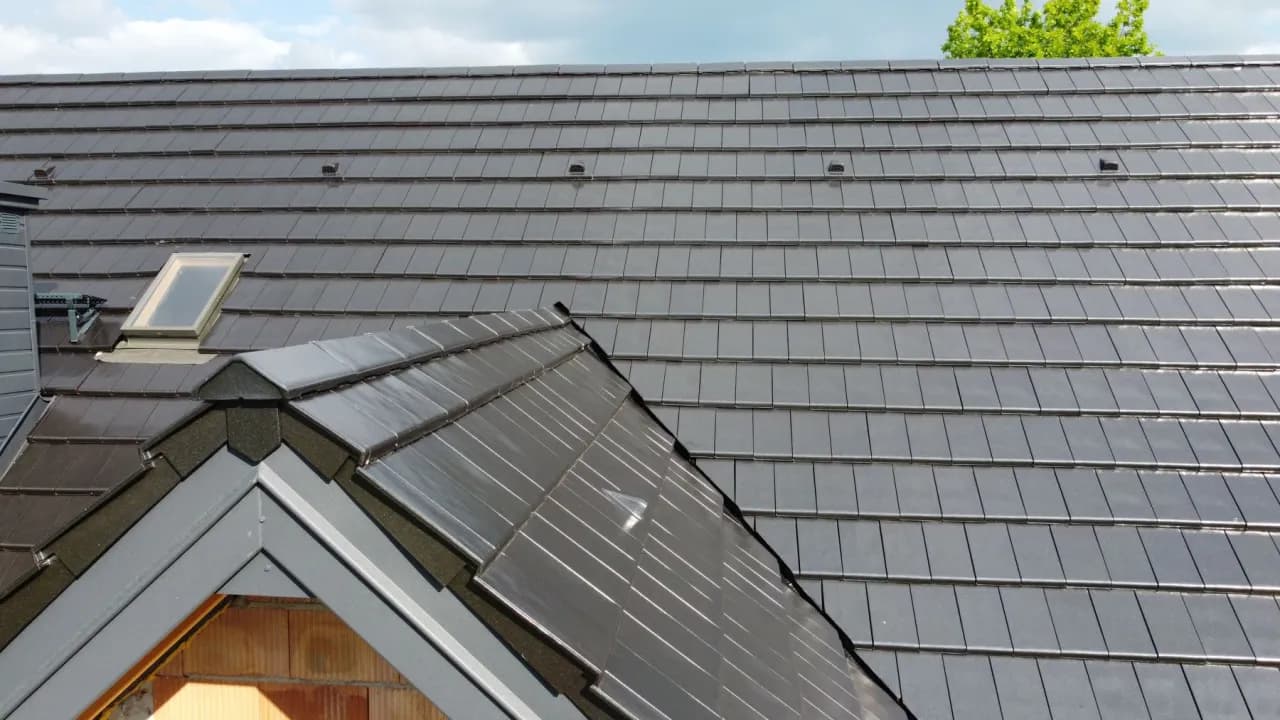 Płaska dachówka - porównanie rodzajów i właściwości ceramicznych oraz cementowych